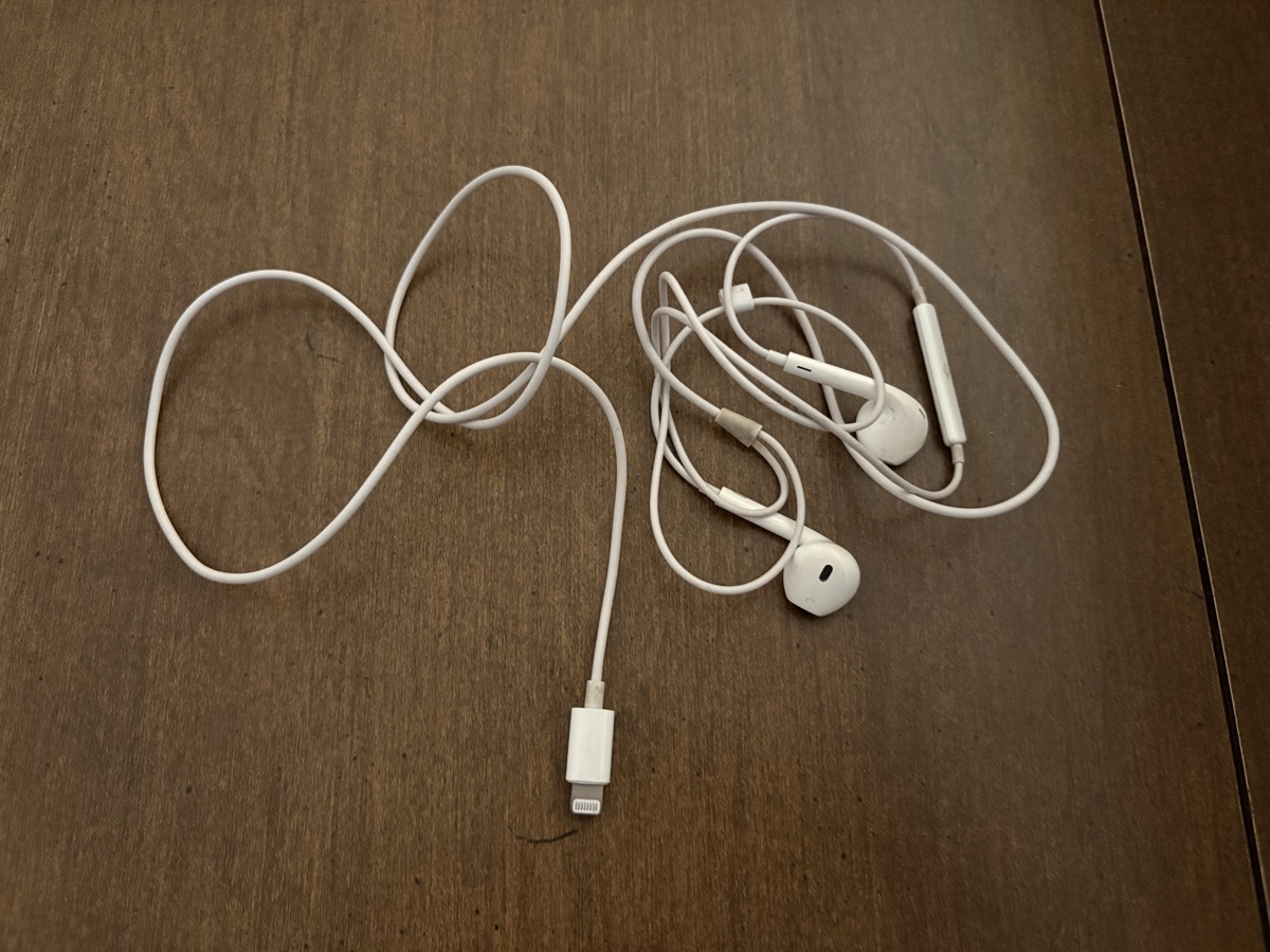 Corded headphones with lightning connector