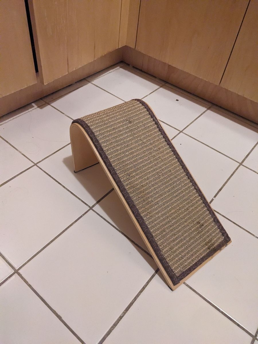 Angled cat scratching post 