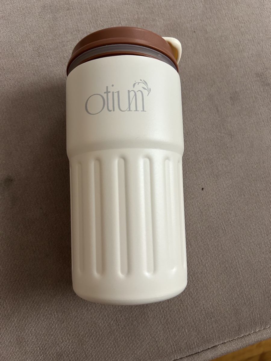 Travel coffee cup with temperature sensor