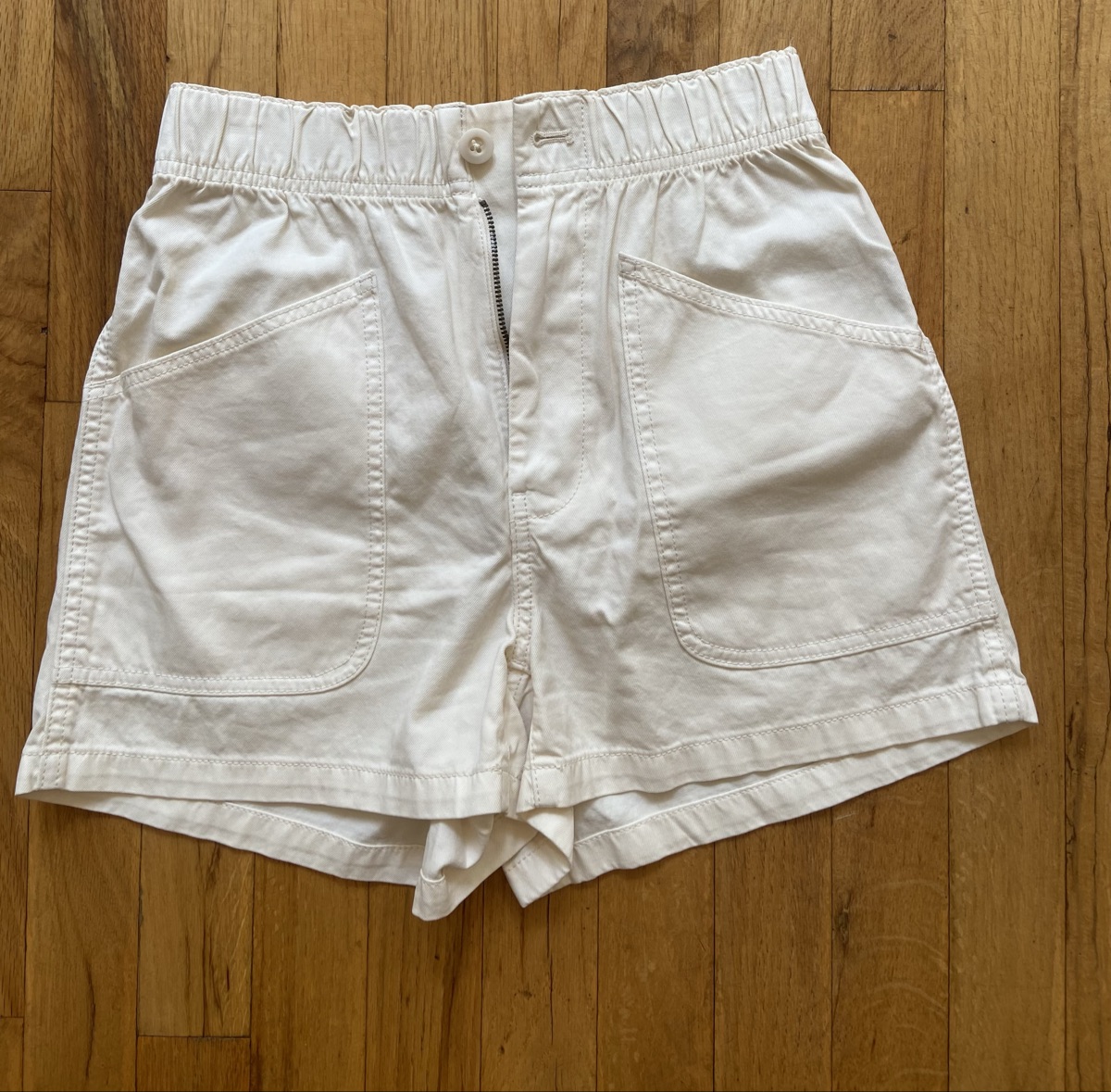 Maxwell ivory shorts Size 23