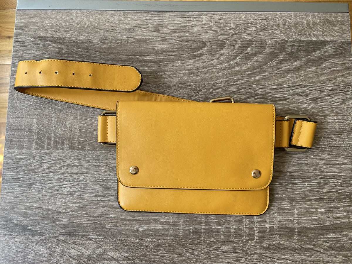 Leather belt bag. See description 