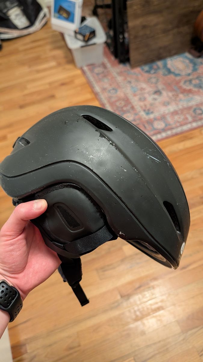 Giro ski helmet size L - has been in a crash