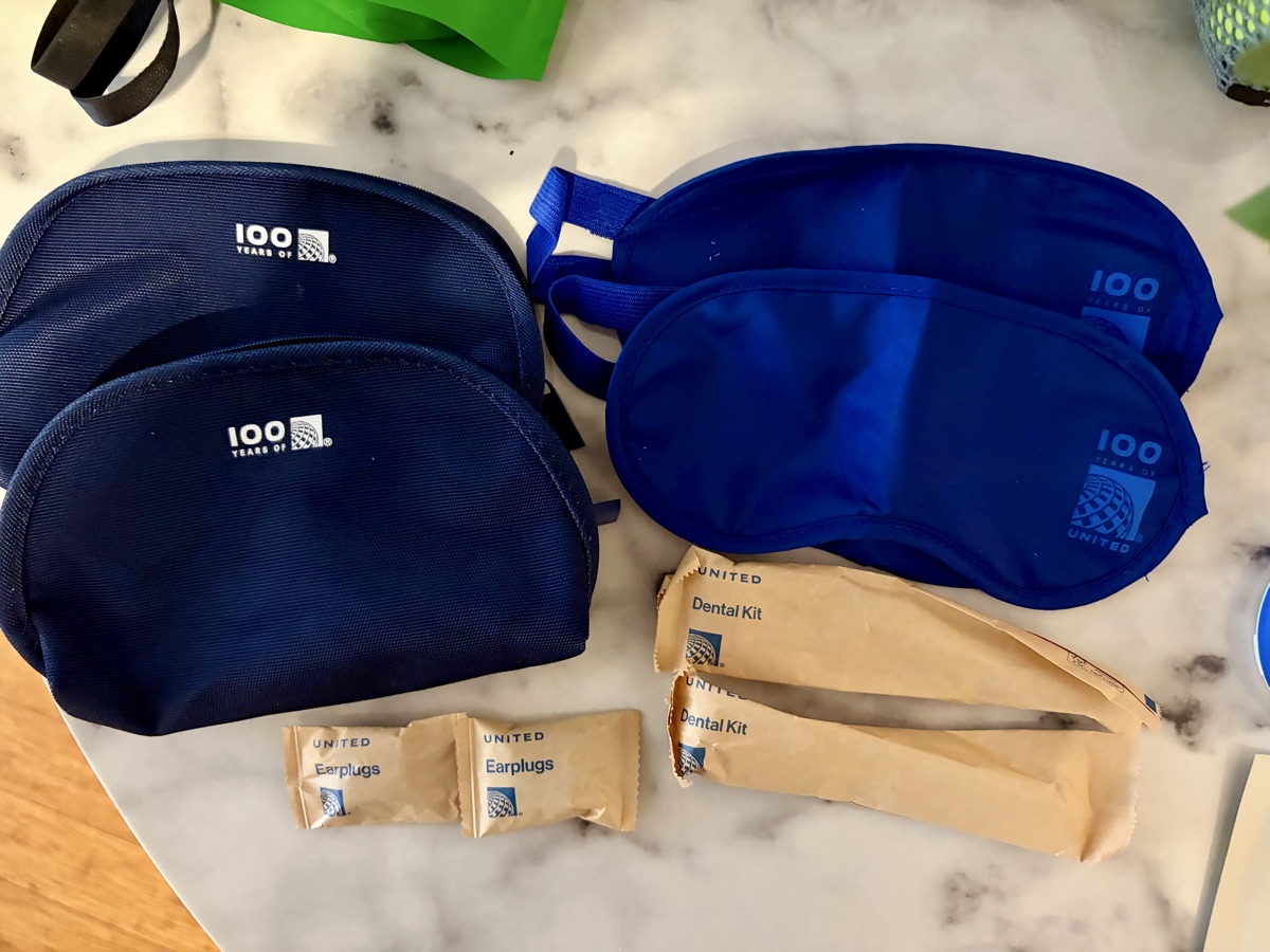 2x United business class toiletry bags