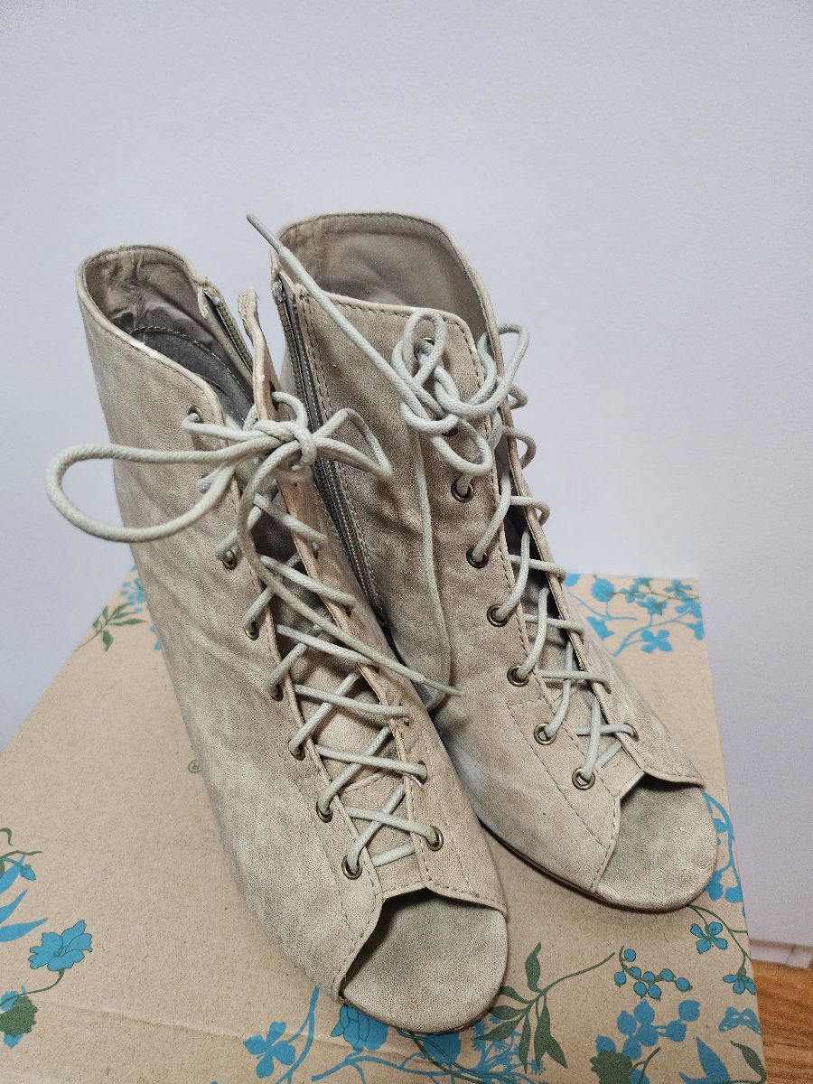 Biege Women's Lace Up Wedge Heel Sandal Size 6.5