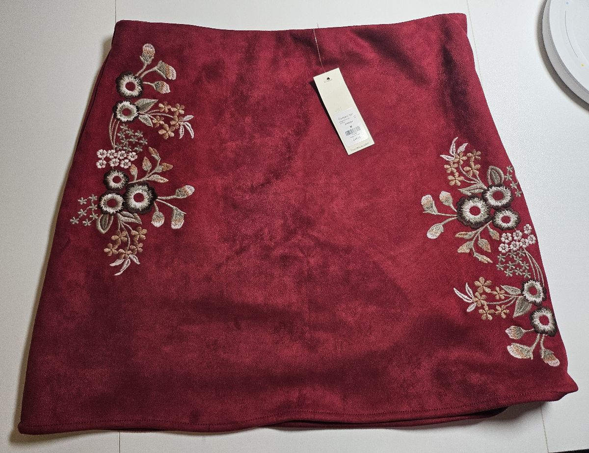 NWT Francesca's Burgundy Floral Embroidered Lined Mini Skirt Women's Size M
