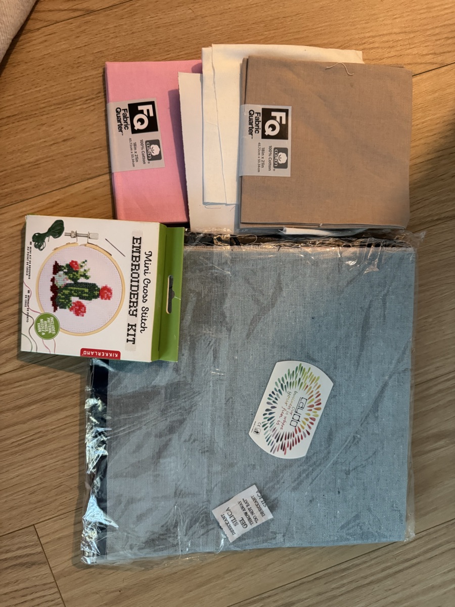 Fabrics & embroidery kit 