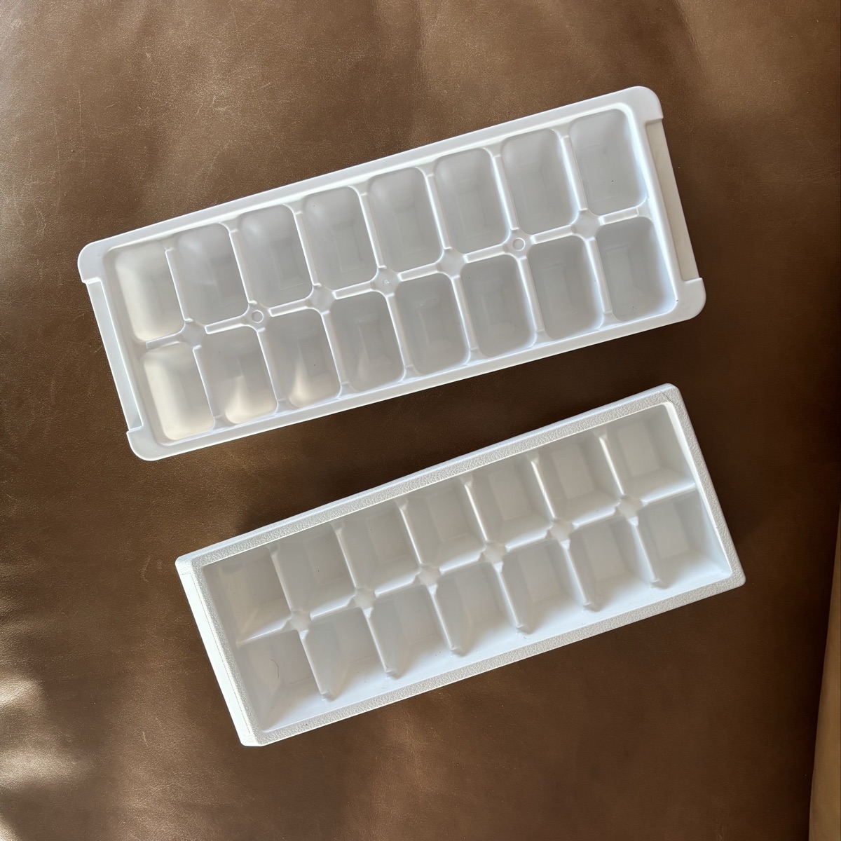 2 ice cube trays